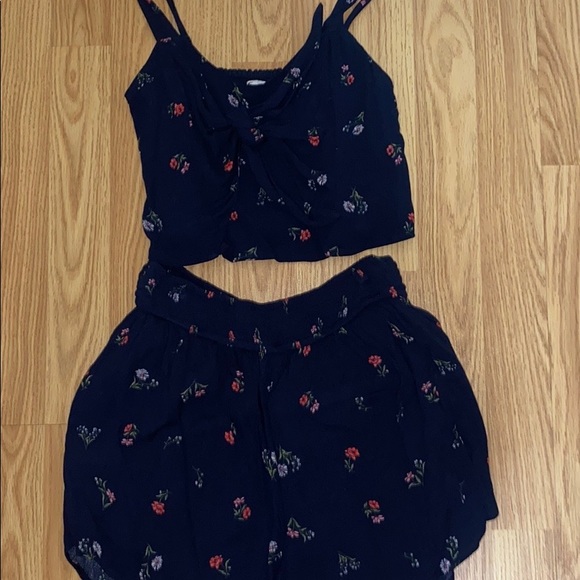 HOLLISTER CLOTHING BUNDLE - Picture 6 of 6